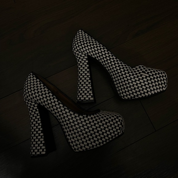 Black & white Heels - Picture 1 of 4